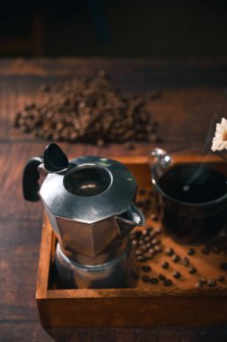 Ahşap arka planda kahve fincanı ve kahve fincanını kapat..