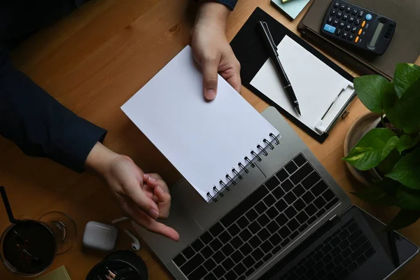 Biznesmen Trzyma Notatnik Pracuje Laptopem — Zdjęcie stockowe