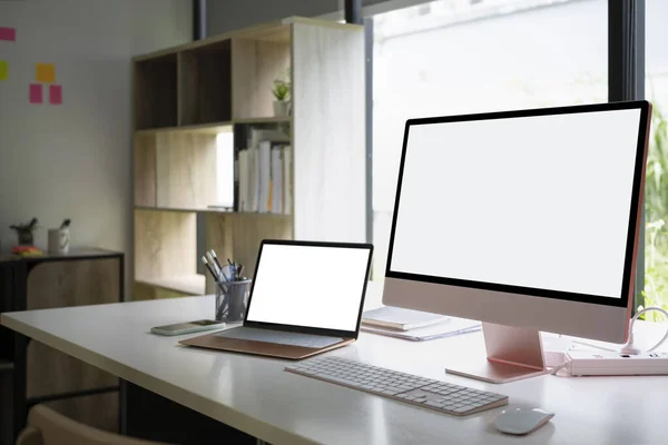 Moderne Werkplek Met Computer Laptop Kantoorbenodigdheden Wit Bureau — Stockfoto