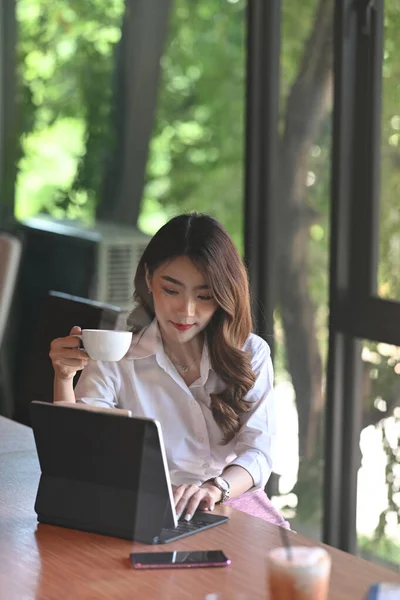 Mulher Negócios Bonita Bebendo Café Trabalhando Com Tablet Computador Escritório — Fotografia de Stock