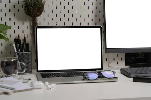 办公室白色桌子上有空白屏幕的笔记本电脑 — 图库照片