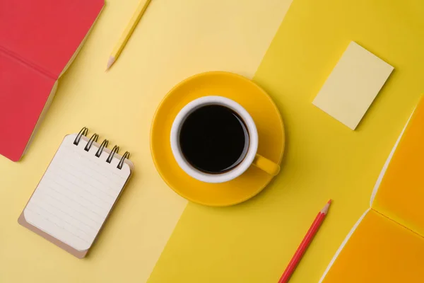 Taza Café Cuadernos Lápices Sobre Fondo Amarillo — Foto de Stock