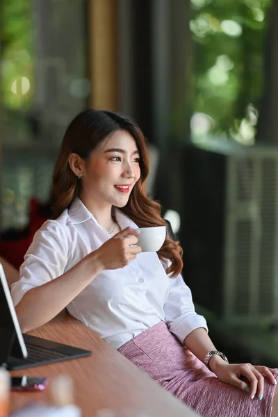Pacífica Ásia Mulher Sentado Ela Local Trabalho Beber Quente Café — Fotografia de Stock