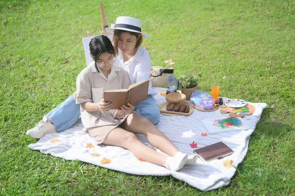 Glückliche Familie Asiatische Mutter Und Tochter Lesen Gemeinsam Buch Park — Stockfoto