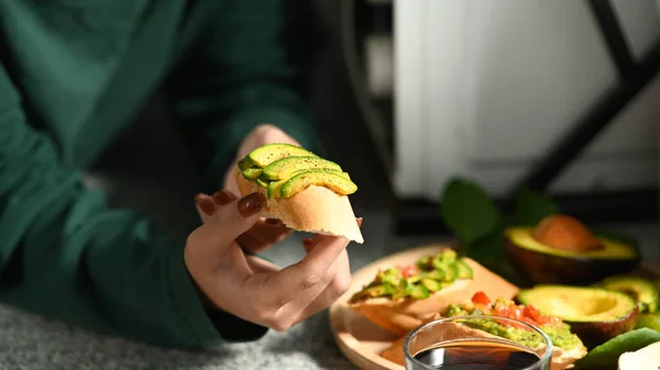 Jeune Femme Assise Dans Cuisine Mangeant Des Toasts Avocat Sain — Photo