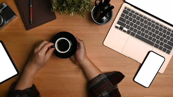 Bovenaanzicht Creatieve Ontwerper Houden Kopje Koffie Aan Zijn Werktafel — Stockfoto