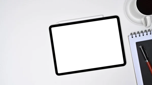Digitales Tablet Stift Notizbuch Und Kaffeetasse Auf Weißem Tisch — Stockfoto