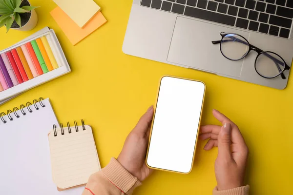 Yerinde Akıllı Bir Telefon Tutan Yaratıcı Bir Kadın — Stok fotoğraf