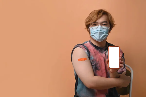 Jongeman Met Een Mobiele Telefoon Die Zijn Arm Laat Zien — Stockfoto