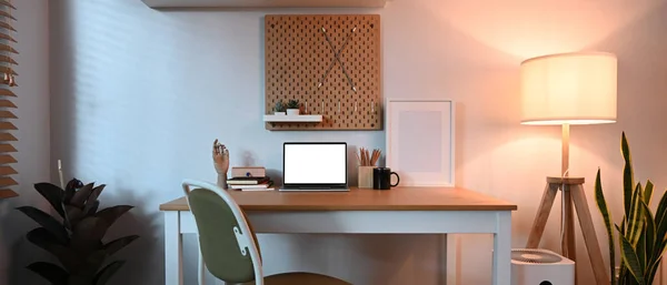 Komfortowe Biuro Domowe Laptopem Komputerowym Lampą Instalacją Domową — Zdjęcie stockowe