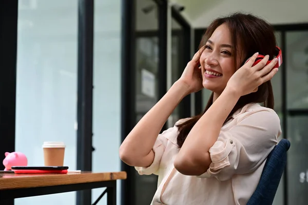 Mulher Asiática Feliz Sentado Escritório Ouvir Música Fone Ouvido Sem — Fotografia de Stock