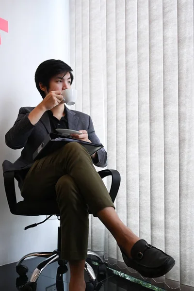 Teljes Hosszúságú Portré Egy Üzletemberről Aki Kávét Iszik Reggel Modern — Stock Fotó