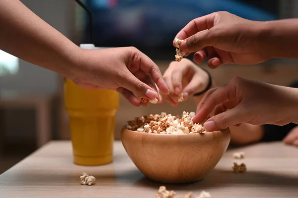 Gruppe Junger Freunde Schaut Fern Und Isst Popcorn Wohnzimmer — Stockfoto