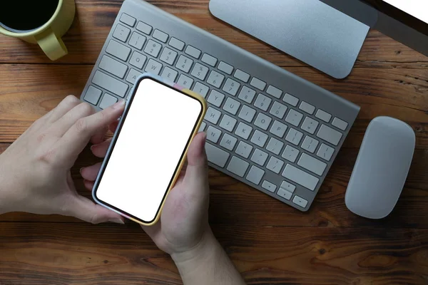Adam Elleri Ahşap Masada Beyaz Ekranlı Akıllı Telefonu Tutuyor — Stok fotoğraf