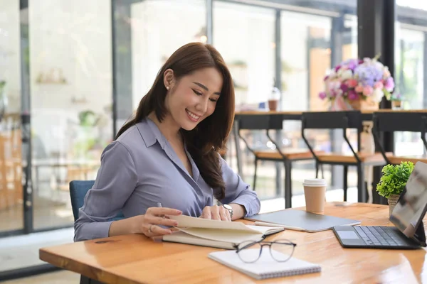 Empresária Sorridente Trabalhando Com Tablet Computador Tomando Nota Notebook — Fotografia de Stock