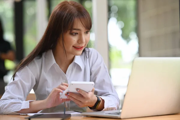 Empresária Sorridente Trabalhando Com Laptop Usando Calculadora — Fotografia de Stock