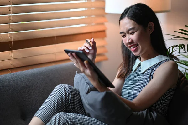 Leende Kvinna Kontrollera Social App Med Digital Tablett Soffan — Stockfoto
