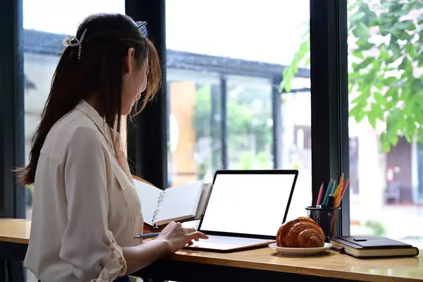 Zijaanzicht Vrouw Werken Online Met Computer Laptop Cafe — Stockfoto