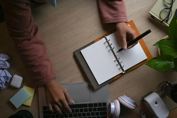 Podnikatelka Dělá Poznámky Notebooku Pracuje Notebookem — Stock fotografie