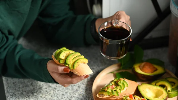 Femme Boire Café Chaud Manger Des Sandwichs Avocat Dans Cuisine — Photo