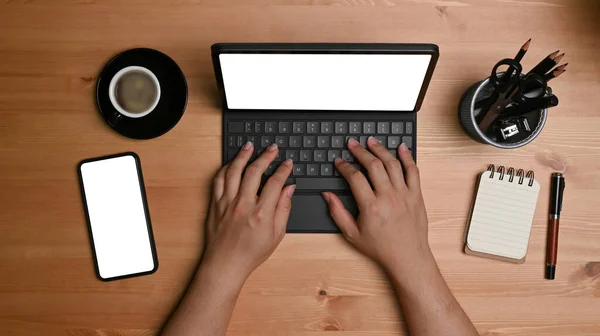 Boven Schot Man Werken Met Computer Tablet Houten Tafel — Stockfoto