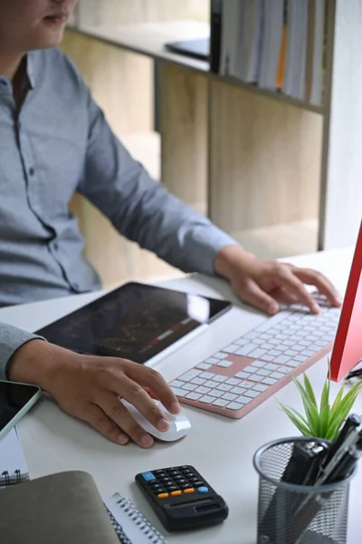 Affärsman Som Arbetar Med Datorer Och Analyserar Aktiemarknadens Investeringar Kontor — Stockfoto