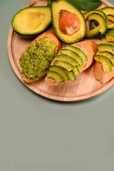 Pan Centeno Tostado Con Aguacate Rodajas Plato Madera — Foto de Stock