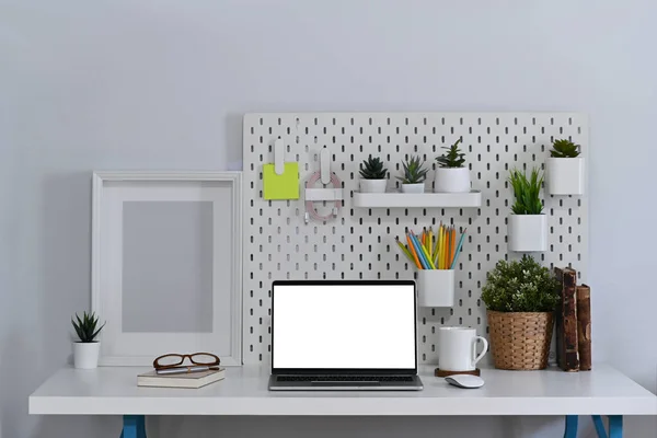 Mock Laptop Computer Met Leeg Scherm Wit Bureau Hone Office — Stockfoto