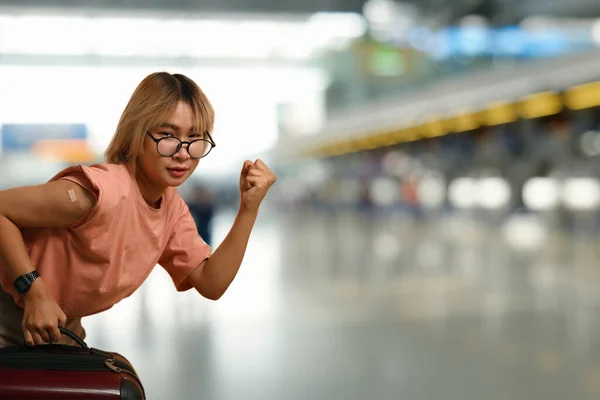 Vrolijke Vrouw Met Bagage Luchthaven — Stockfoto