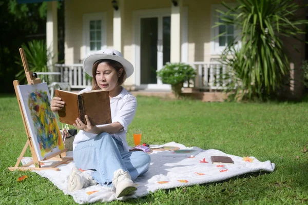 Fröhliche Junge Frau Liest Bei Sonnenschein Ein Buch Auf Dem — Stockfoto