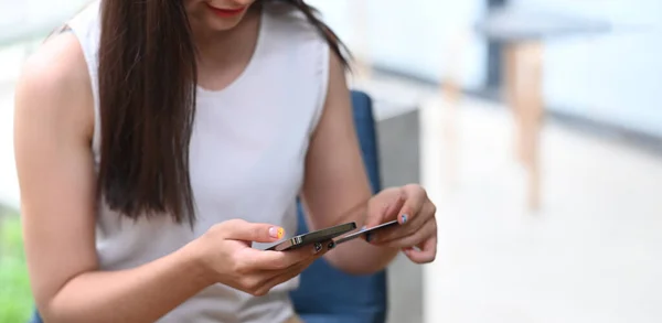 Colpo Ritagliato Donna Utilizzando Smart Phone Possesso Carta Credito — Foto Stock