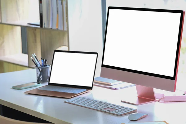 Nowoczesne Miejsce Pracy Komputerem Laptopem Sprzętem Biurowym Białym Biurku — Zdjęcie stockowe