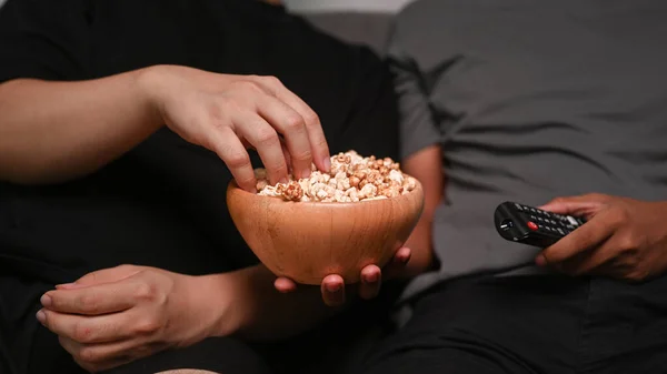 Dois Amigos Homens Assistindo Comendo Pipocas Sofá Casa — Fotografia de Stock