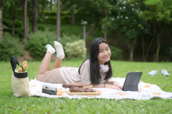 Fröhliche Junge Frau Legt Sich Auf Eine Decke Mit Computer — Stockfoto