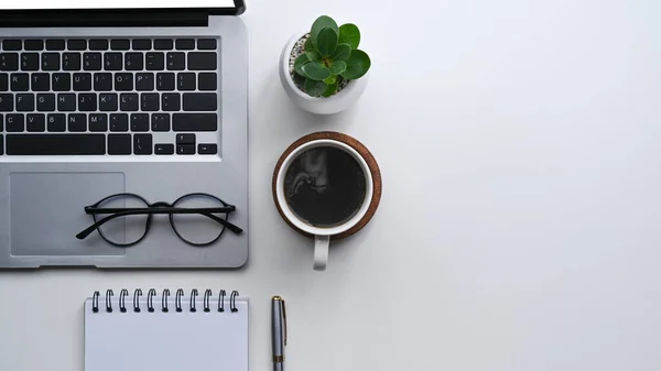 Lugar Trabajo Sencillo Con Computadora Portátil Taza Café Vasos Cuaderno — Foto de Stock