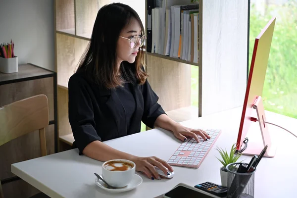 Młoda Bizneswoman Pracuje Komputerem Biurze — Zdjęcie stockowe