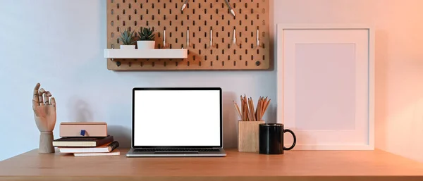 Comfortabele Werkplek Met Laptop Leeg Frame Benodigdheden Houten Bureau — Stockfoto