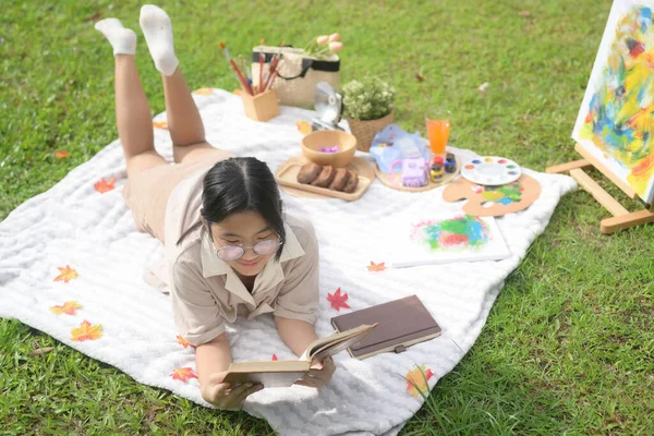 Lächelndes Asiatisches Mädchen Legt Sich Park Auf Eine Decke Und — Stockfoto