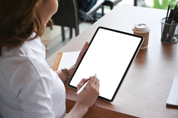 Geschäftsfrau Mit Digitalem Tablet Besprechungsraum — Stockfoto