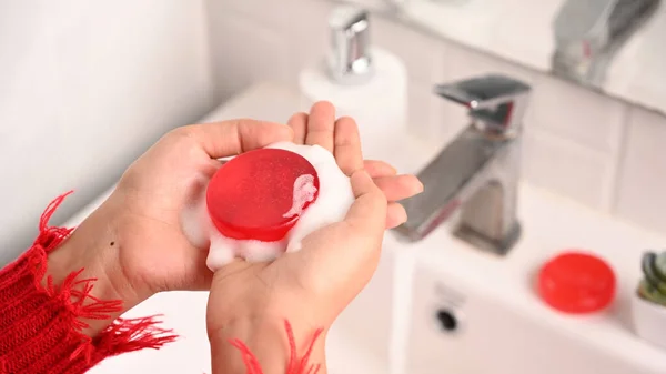Kézzel Készített Szappant Tartó Női Kéz Fürdőszobában — Stock Fotó