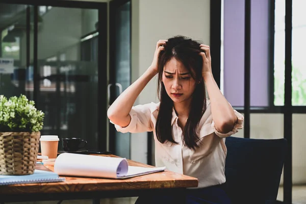 Mujer Negocios Estresada Mirando Informes Sosteniendo Cabeza —  Fotos de Stock