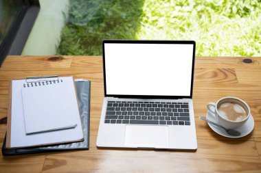 Bilgisayarı, not defterini ve kahve fincanını ahşap masaya yapıştır..