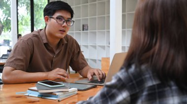 Birlikte modern ofisinde çalışan iki iş arkadaşları.