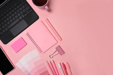 Bilgisayar tableti, defter, cep telefonu ve renk örnekleriyle yaratıcı tasarımcı çalışma alanı.