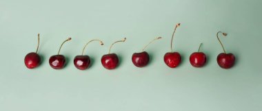 Yeşil arka planda sapları olan olgun kirazlar..