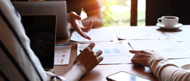 Kırpılmış çekim ekibi proje tartışması için modern ofiste oturuyor..