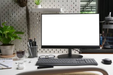 Ofis masasında beyaz ekranlı bilgisayarı taklit et.