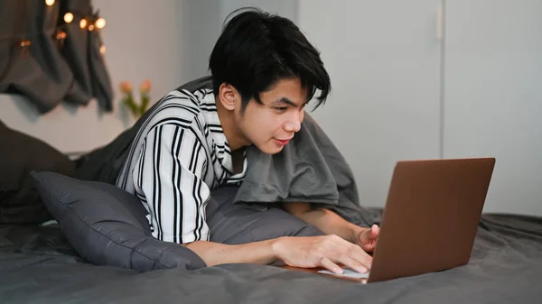 Asiatico Uomo Surfing Internet Con Computer Portatile Letto Notte — Foto Stock