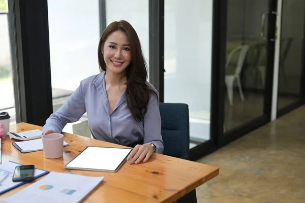 Successful Business Sitting Modern Workplace Smiling Camera — Stock Photo, Image
