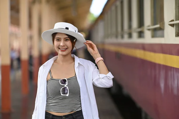 Junge Reisende Läuft Der Bahn Mit — Stockfoto